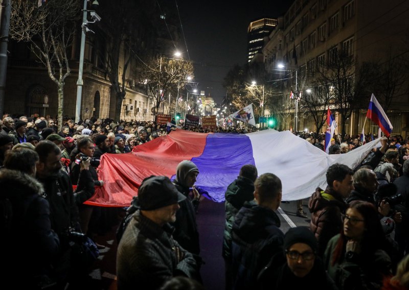 [FOTO] Desničari u Beogradu prosvjedovali protiv Vučića, probili ogradu