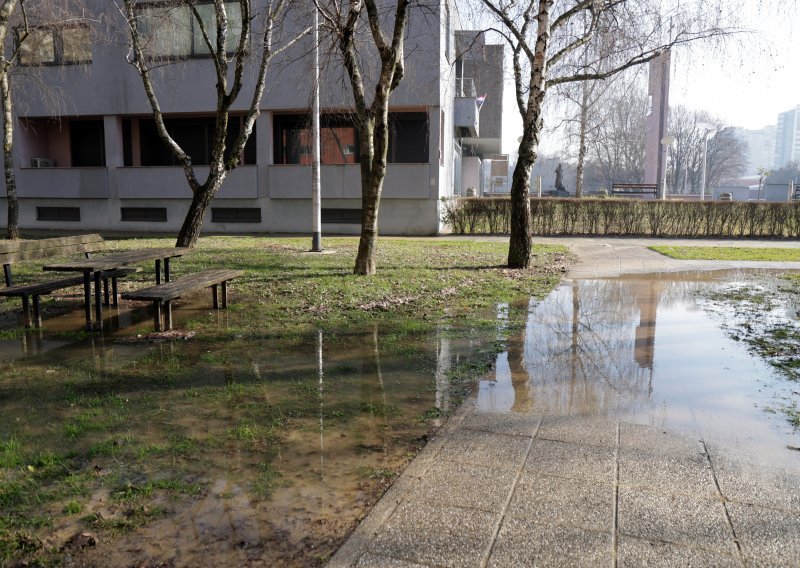 [FOTO] Opet popucale cijevi u Zagrebu, dvije četvrti bez vode