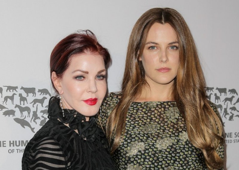 Priscilla Presley i njezina unuka Riley Keough više ne razgovaraju, a razlog je, kao i obično, novac