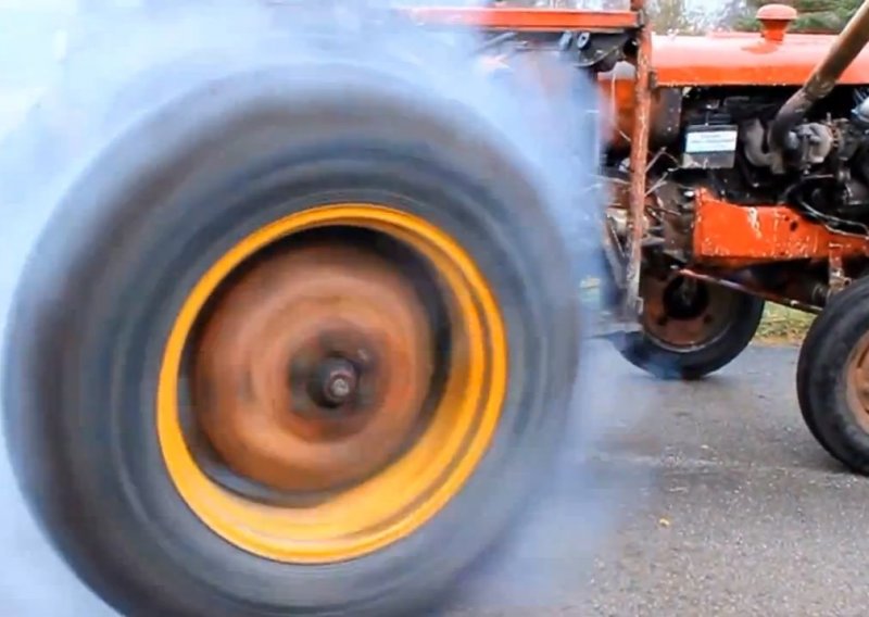 Ovo je Terror, traktor koji misli da je sportski automobil