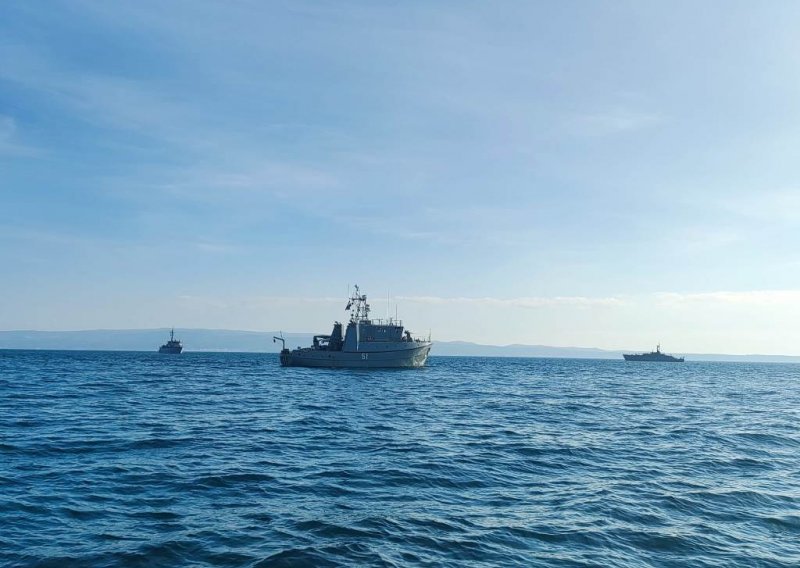 [FOTO] Tri broda iz NATO-ove skupine za protuminske mjere uplovila u splitsku vojnu luku Loru, odigrana i nogometna utakmica