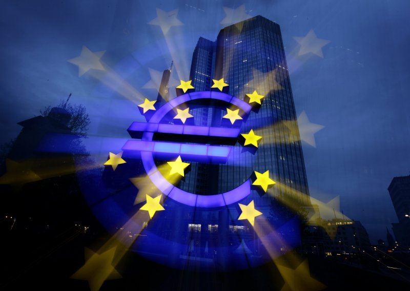 Superdržava iz sjene vlada eurom