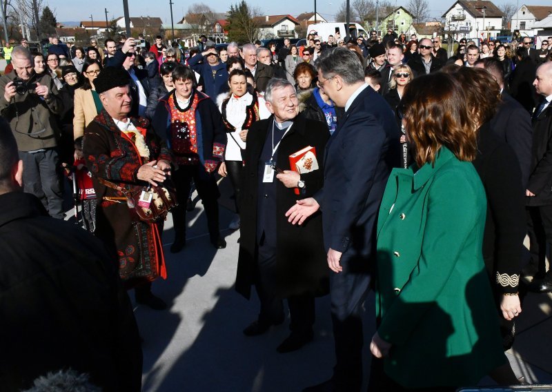 [VIDEO/FOTO] Plenkovića u Pleternici dočekali bećarcem, pogledajte kako im je uzvratio