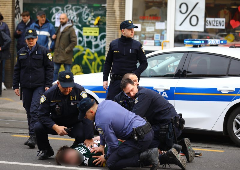 [FOTO] Drama u Zagrebu: Građani dojavili da čovjek želi provaliti u zgradu, savladavalo ga petero policajaca