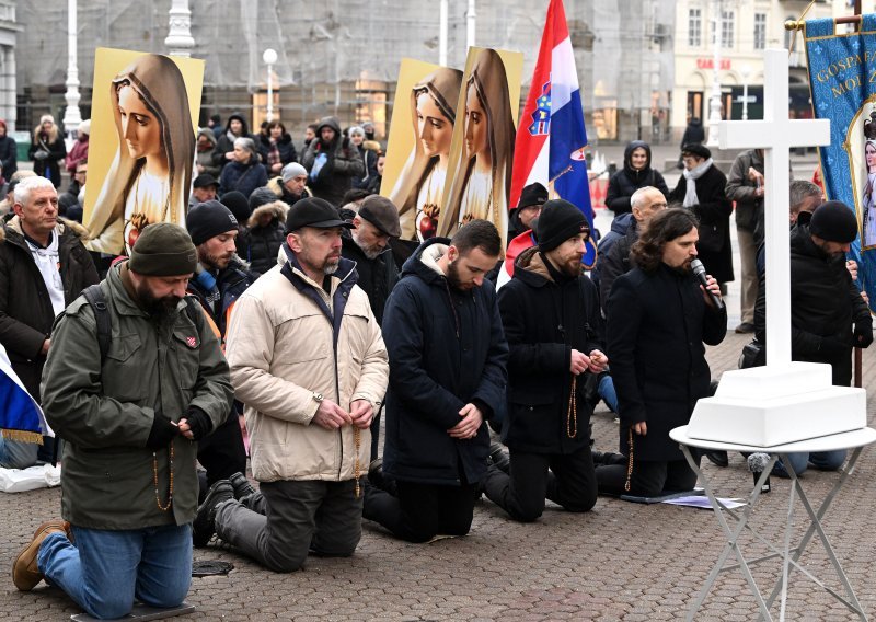 Teolozi: Molitelji na Trgu su izraz religijskog fundamentalizma i ideološka instrumentalizacija vjere