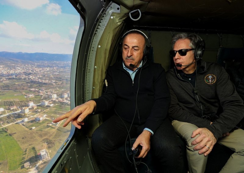 [FOTO] Američki šef dipomacije stigao u Tursku: Helikopterom preletio područje razoreno u potresu