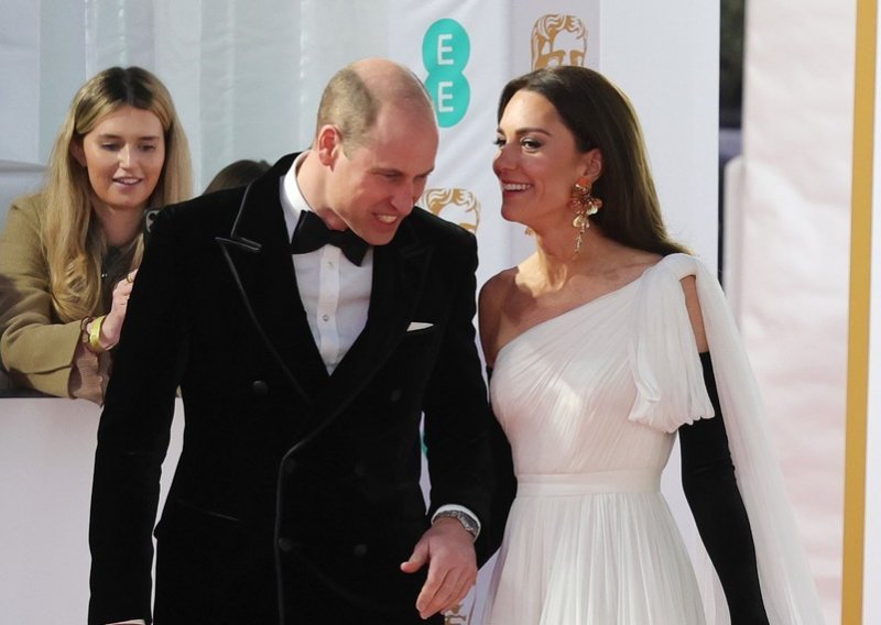 Kate Middleton začinila zajednički izlazak: Nježno 'zašlatala' princa Williama