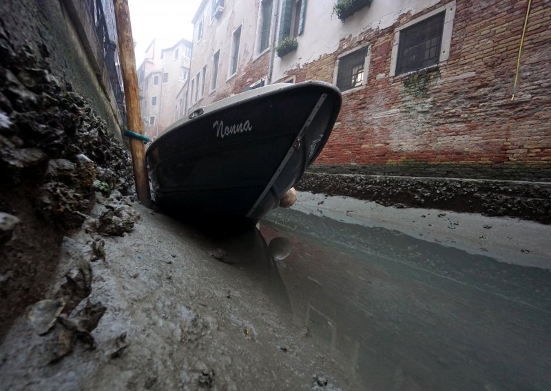 U Veneciji presušili kanali pa gondole, vodeni taksiji i hitna pomoć više ne mogu ploviti