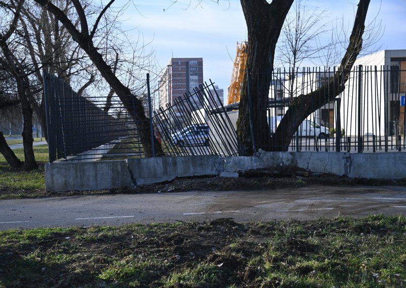 [FOTO] U Zagrebu se kamion zabio u ogradu američke škole