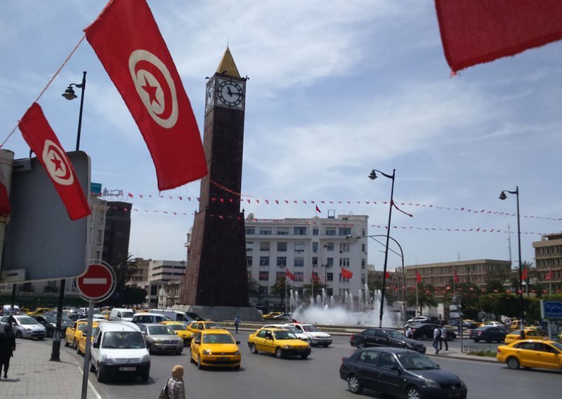 Jedna osoba mrtva i nekoliko ozlijeđenih u napadima bombaša samoubojica u Tunisu