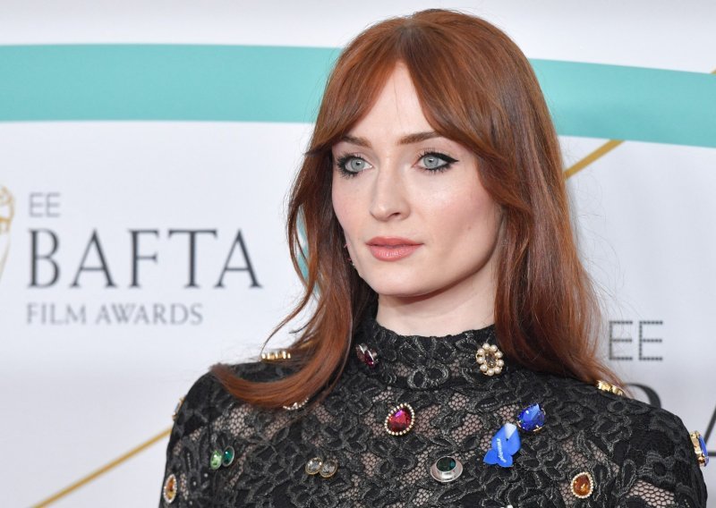 Najbolje izdanje omiljene retro frizure: Sophie Turner ima savršene zavjesa šiške