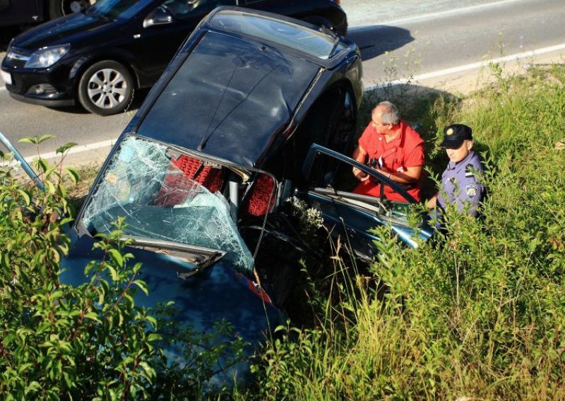 Automobil sa sedmero mladih sletio s ceste, vozač poginuo