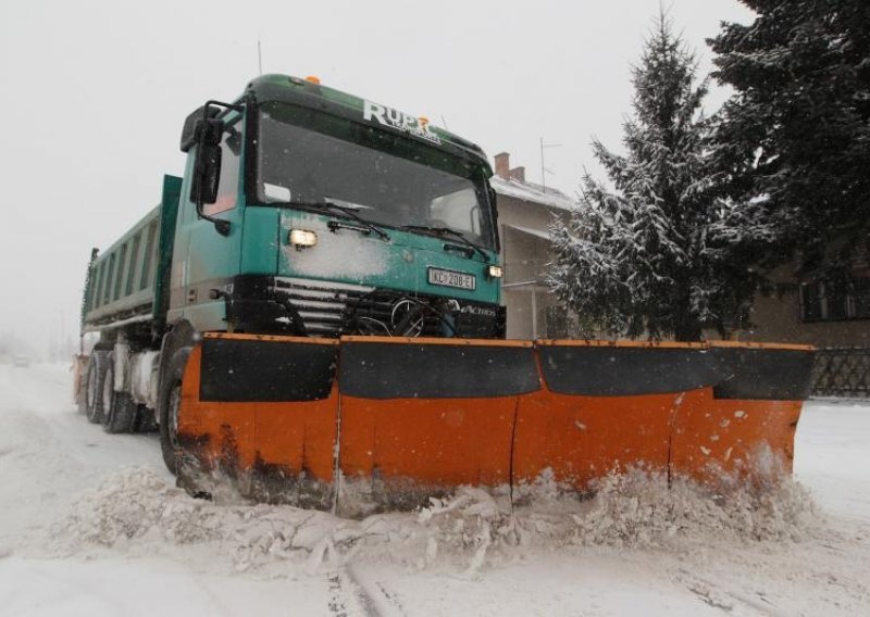 U Dalmaciju idu kamioni s ralicama i traktori za čišćenje snijega