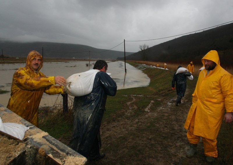 Raša plavi, evakuiraju se djeca i stanari