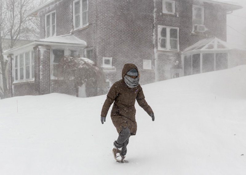 Udari vjetra, otkazani letovi, zatvorene tvrtke i škole: U SAD-u temperature idu i do minus 45