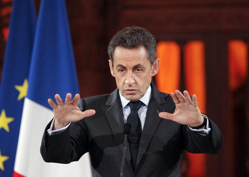 Sarkozy u strahu da izgubi izbore skrenuo udesno