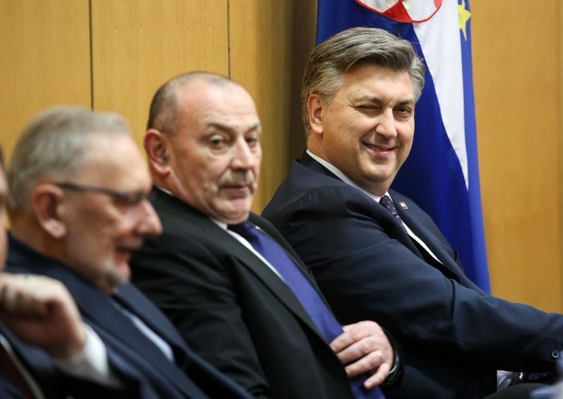 Nakon fijaska s opozivom premijera HDZ poziva Penavu na ostavku: Koja blamaža udružene oporbe