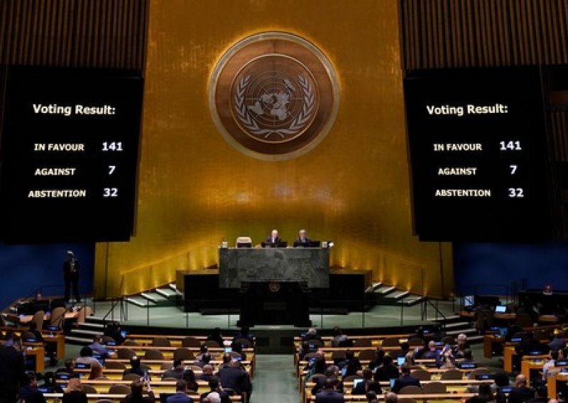 Opća skupština UN-a izglasala 'trenutačno' povlačenje ruskih vojnika iz Ukrajine
