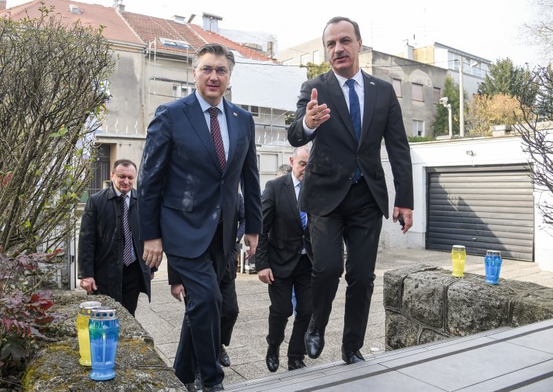 [FOTO/VIDEO] Plenković posjetio ukrajinsko veleposlanstvo: 'Želimo da Ukrajinci svoju slobodu ostvare što brže!'