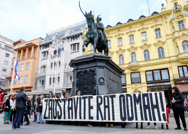 [FOTO] U centru Zagreba započeo antiratni prosvjed, prosvjednici traže početak mirovnih pregovora u Ukrajini