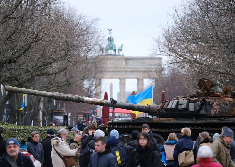Aktivisti dovezli uništeni tenk T-72 pred rusko veleposlanstvo u Berlinu