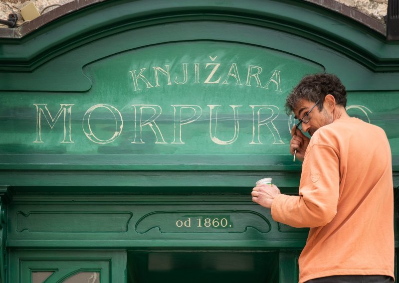 [FOTO] Krasopisac obnavlja natpis na antiknoj knjižari Morpurgo