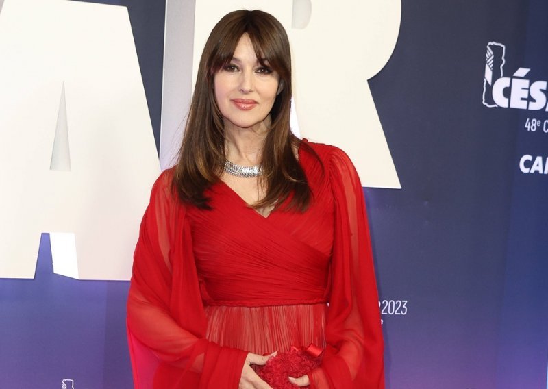 Zaljubljena i sretna: Zanosna Monica Bellucci sve je očarala u kreaciji koja je kao stvorena za nju