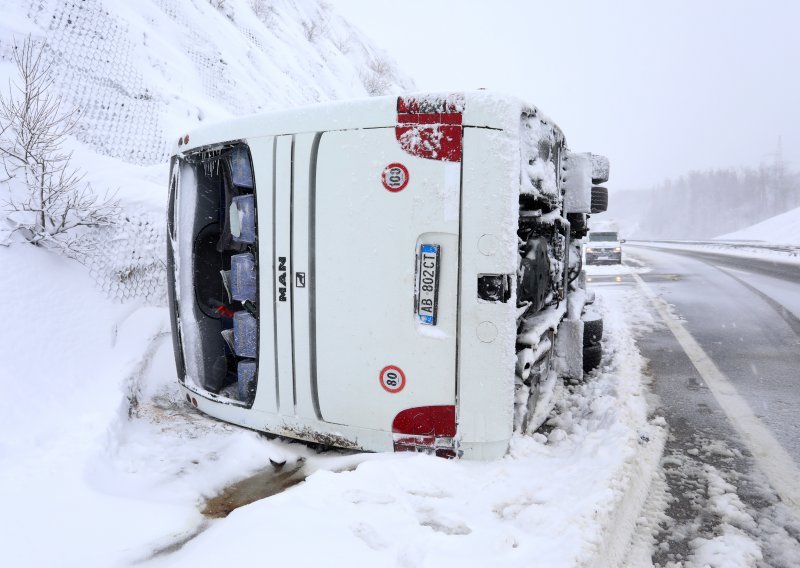 [FOTO] U prevrtanju autobusa na A1 kod čvora Brinje poginuo muškarac, jedna putnica u kritičnom stanju