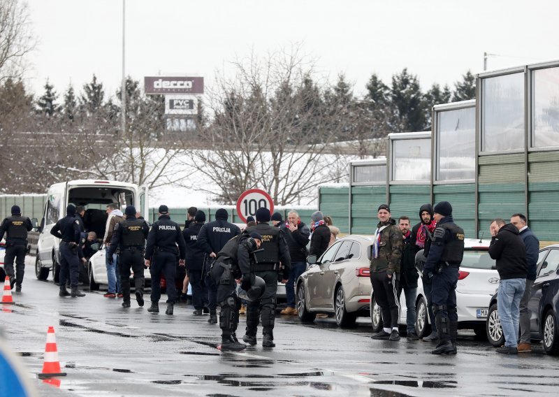 [FOTO] Do ponoći posebna regulacija prometa zbog derbija, policija na Lučkom dočekuje pripadnike Torcide