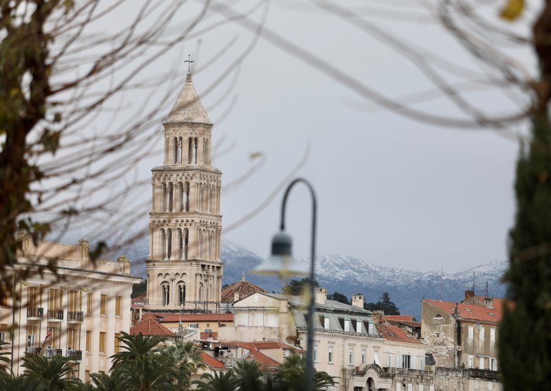 Na splitskom Peristilu umro belgijski državljanin, srušio se ispred katedrale