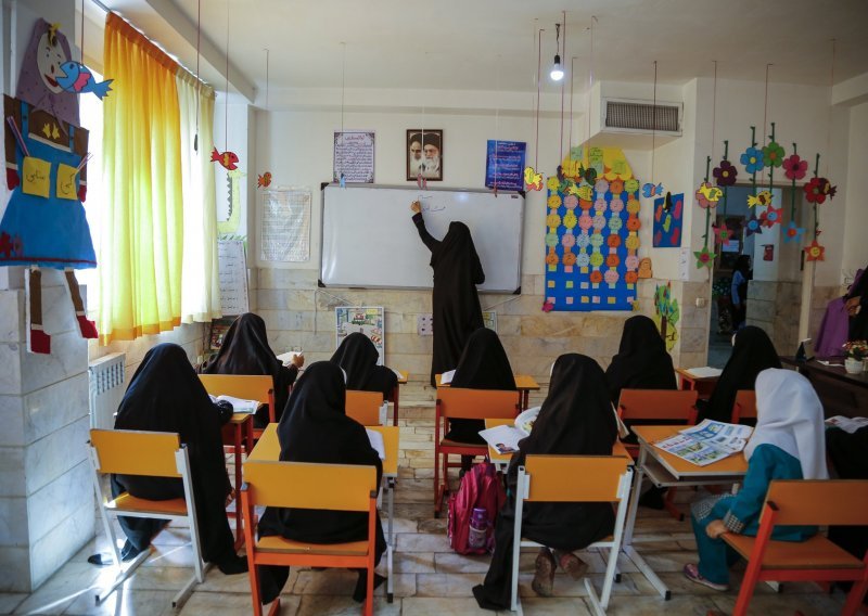 Stotine slučajeva trovanja učenica u Iranu, dužnosnik tvrdi: Žele im onemogućiti obrazovanje