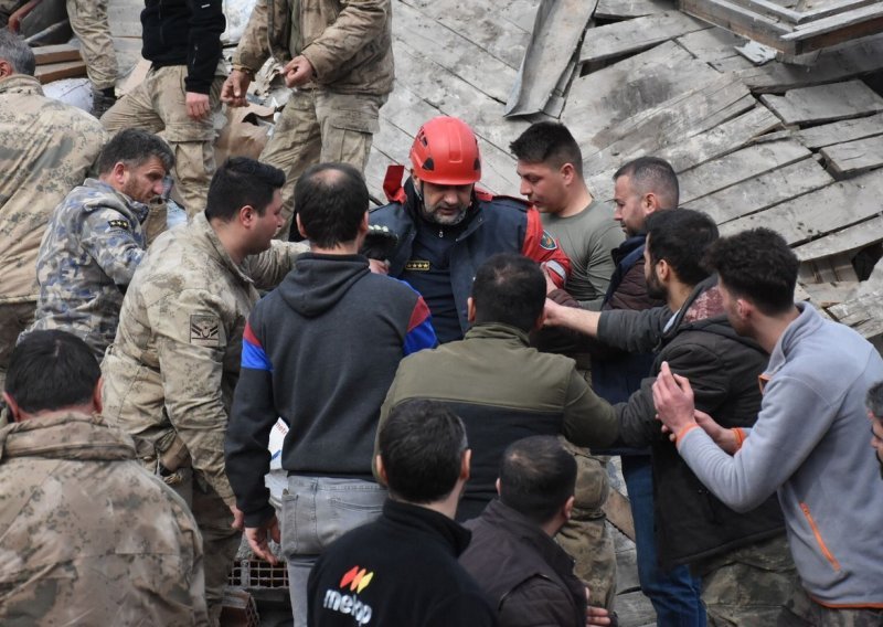 Nakon više od tri tjedna spasioci iz ruševina u Turskoj spasili psa