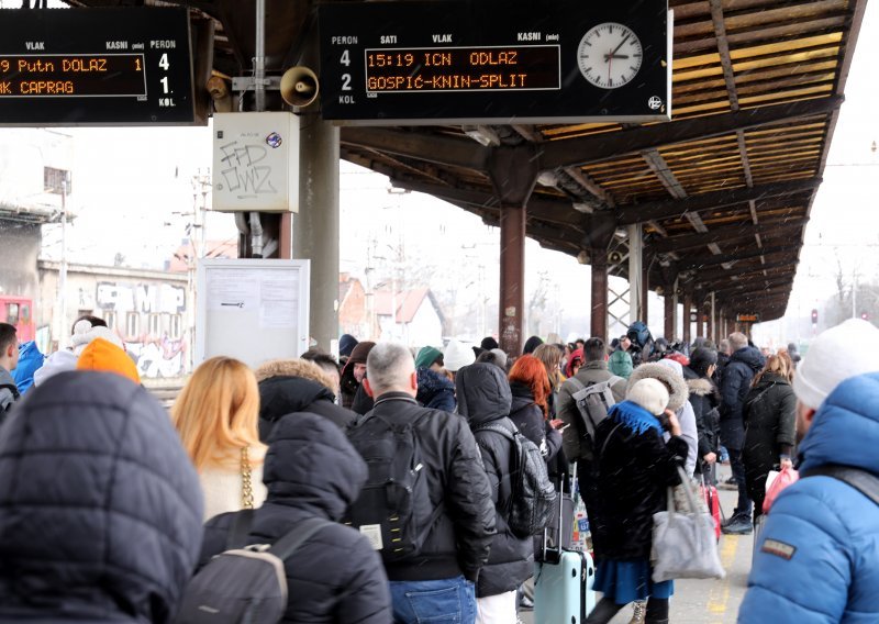 [FOTO] Svi pohrlili po karte za vlak do Splita: Ostalo još pokoje slobodno mjesto