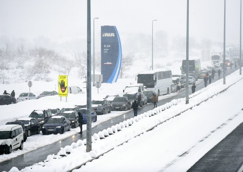 [FOTO/VIDEO] Interventno 'probijen' Sveti Rok, otvorena i Jadranska magistrala preko Senja: HAK moli vozače za strpljenje