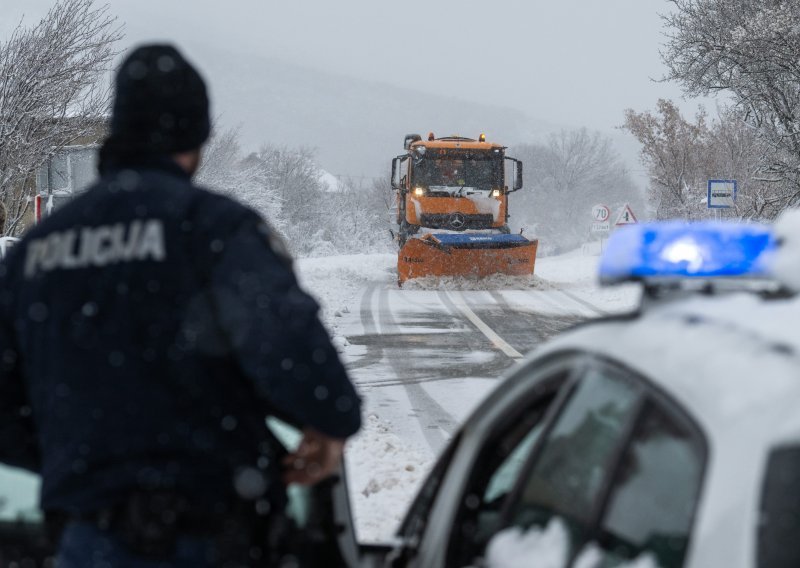 Policija ispisala 32 kazne zbog vožnje kroz mećavu bez zimske opreme i 18 zbog nepoštivanja znakova