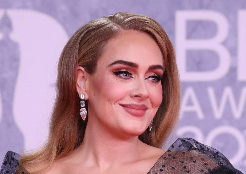 Ovaj detalj nikome nije promaknuo: Adele pokazala zaručnički prsten i otkrila sretnu vijest