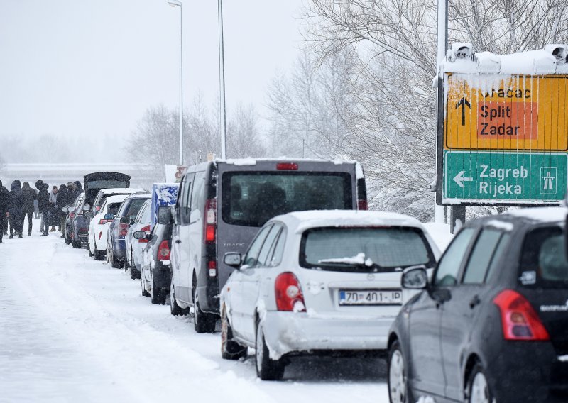 [FOTO/VIDEO] Nakon 16 sati čekanja kolona automobila na A1 krenula put juga. DHMZ izdao novo upozorenje