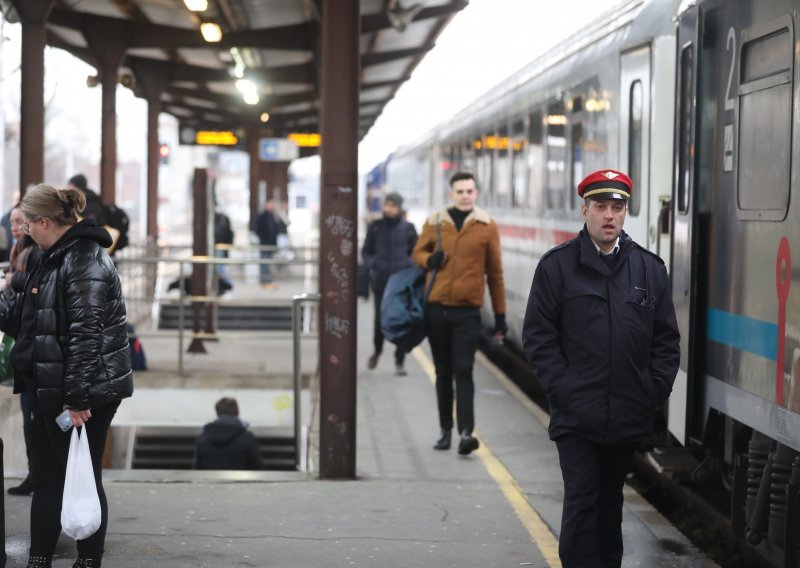 HŽ pojačava liniju Zagreb-Split, u prometu izvanredni vlak