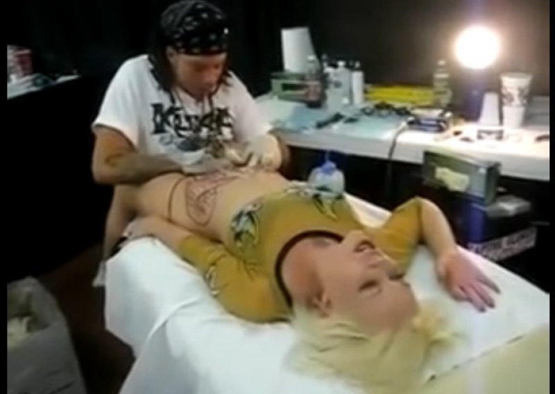 Gotovo doživjela orgazam tijekom tetoviranja