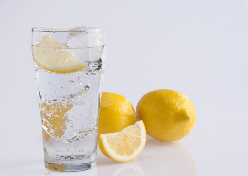 Zašto baš nikad ne biste smjeli staviti limun u čašu vode