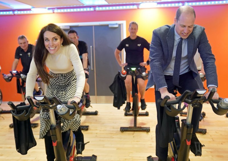 [FOTO] Ovo je urnebesno: Kako je Kate Middleton, unatoč suknji i čizmama na petu, pobijedila princa Williama