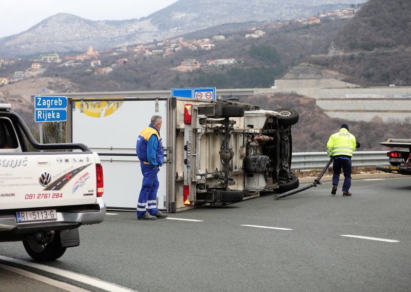 Jaka bura otežava cestovni promet u priobalju