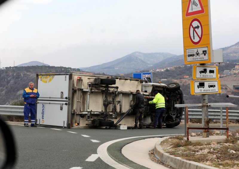 [FOTO] Olujna bura udara po obali: Ovako se provelo jedno dostavno vozilo kod Kraljevice