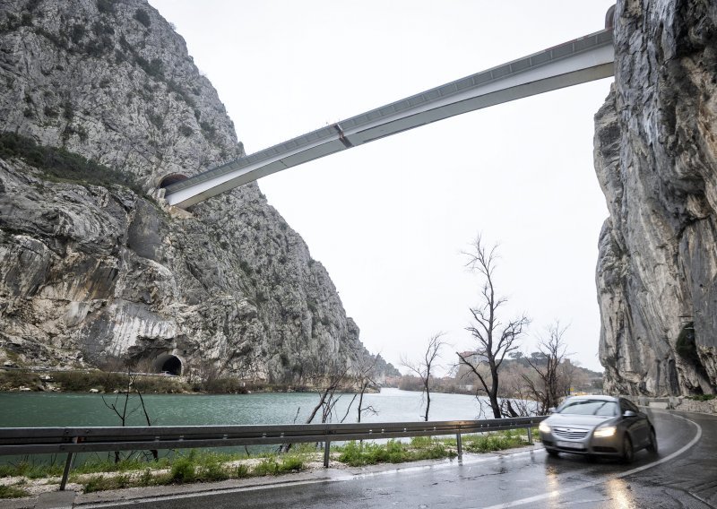 [FOTO] Most iznad Cetine uskoro će biti spojen: Pogledajte kako izgledaju posljednji radovi kod Omiša