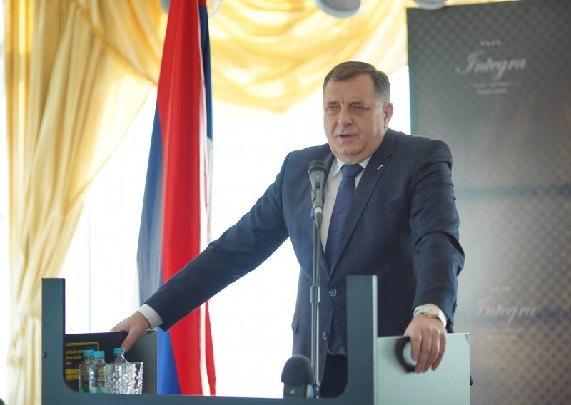 Polovica BiH slavi Dan nezavisnosti, američki veleposlanik osudio Dodika