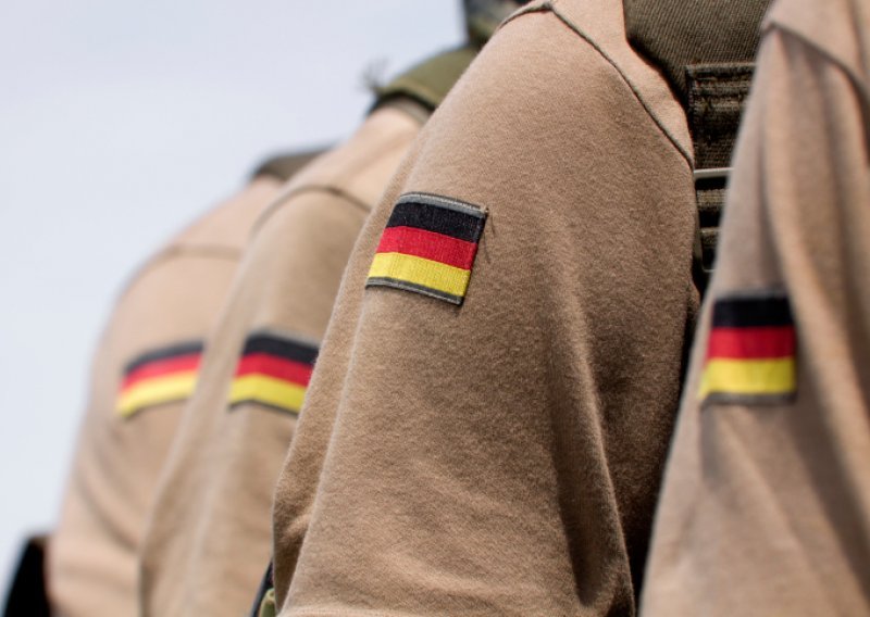 Istraga u Njemačkoj: Vojnici se pozdravljaju s 'Heil Hitler!'