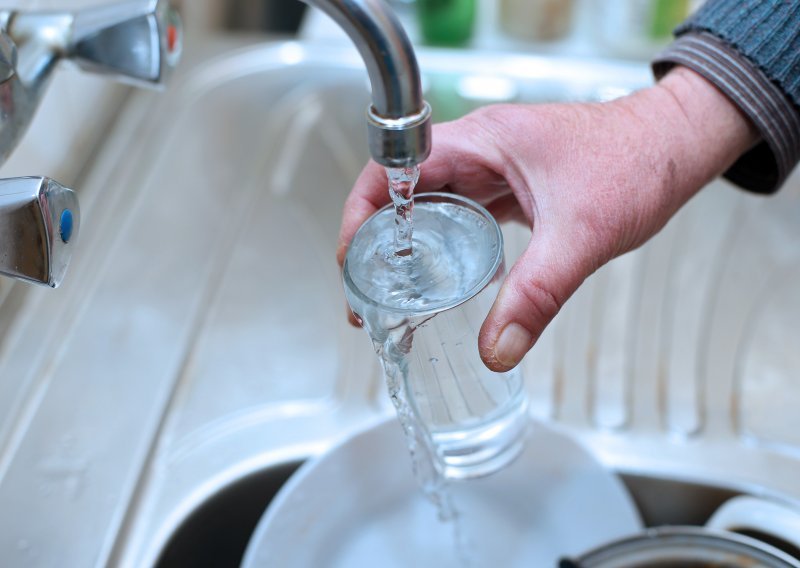 Samo polovica novca koji trošimo na flaširanu vodu bila bi dovoljna da svi na svijetu imaju pristup pitkoj vodi