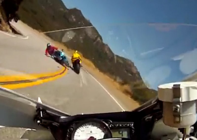 Što se dogodi kad dva motociklista agresivno napadnu zavoj?