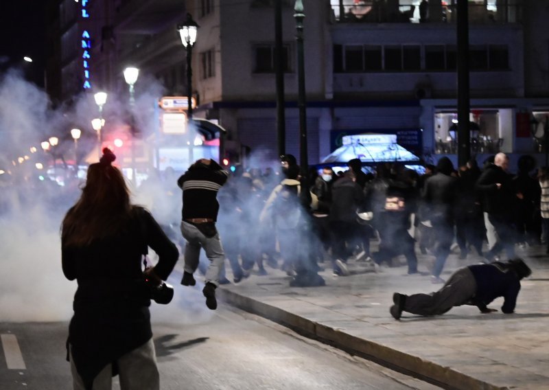 [FOTO/VIDEO] Erupcija prosvjeda u Grčkoj, željezničari idu u štrajk: 'Upozoravamo na ovo već 30 godina'