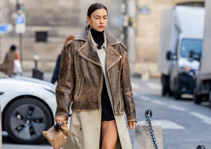 Irina Shayk ima chic baloner i odličnu kožnu jaknu, oboje iz H&M-a, a nosi ih na jako cool način